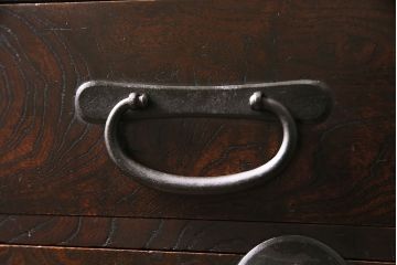 和製アンティーク　新潟県見附市産　前面ケヤキ材・玉杢　美しい杢目と金具が魅力の見附箪笥(帳場箪笥、和タンス)(R-046312)