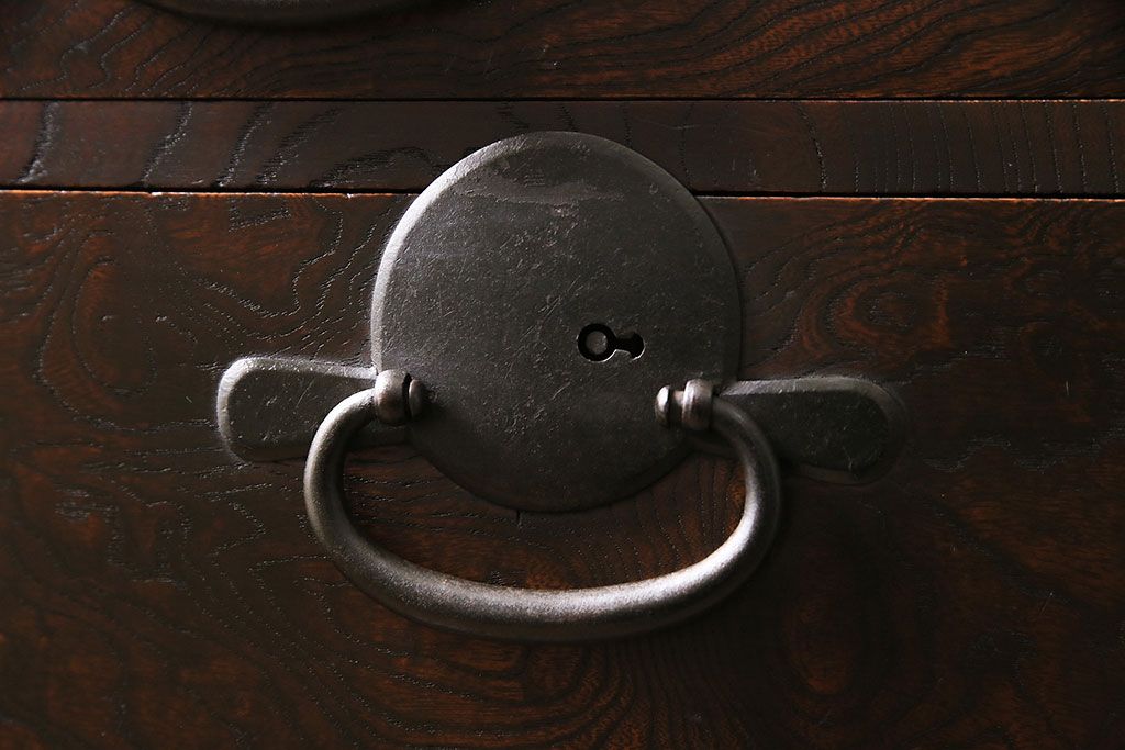 和製アンティーク　新潟県見附市産　前面ケヤキ材・玉杢　美しい杢目と金具が魅力の見附箪笥(帳場箪笥、和タンス)(R-046312)