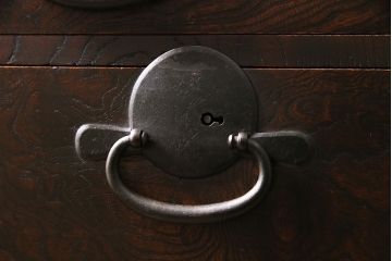 和製アンティーク　新潟県見附市産　前面ケヤキ材・玉杢　美しい杢目と金具が魅力の見附箪笥(帳場箪笥、和タンス)(R-046312)