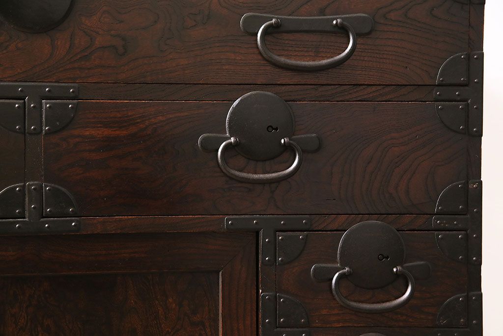 和製アンティーク　新潟県見附市産　前面ケヤキ材・玉杢　美しい杢目と金具が魅力の見附箪笥(帳場箪笥、和タンス)(R-046312)