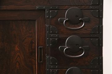 和製アンティーク　新潟県見附市産　前面ケヤキ材・玉杢　美しい杢目と金具が魅力の見附箪笥(帳場箪笥、和タンス)(R-046312)