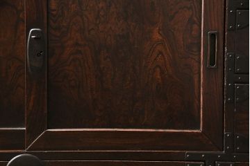 和製アンティーク　新潟県見附市産　前面ケヤキ材・玉杢　美しい杢目と金具が魅力の見附箪笥(帳場箪笥、和タンス)(R-046312)