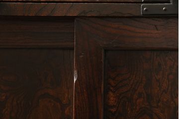 和製アンティーク　新潟県見附市産　前面ケヤキ材・玉杢　美しい杢目と金具が魅力の見附箪笥(帳場箪笥、和タンス)(R-046312)