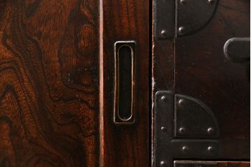 和製アンティーク　新潟県見附市産　前面ケヤキ材・玉杢　美しい杢目と金具が魅力の見附箪笥(帳場箪笥、和タンス)(R-046312)