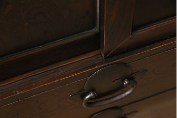 和製アンティーク　新潟県見附市産　前面ケヤキ材・玉杢　美しい杢目と金具が魅力の見附箪笥(帳場箪笥、和タンス)(R-046312)
