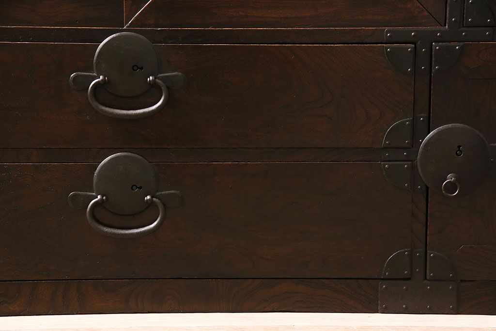 和製アンティーク　新潟県見附市産　前面ケヤキ材・玉杢　美しい杢目と金具が魅力の見附箪笥(帳場箪笥、和タンス)(R-046312)