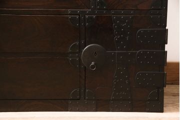 和製アンティーク　新潟県見附市産　前面ケヤキ材・玉杢　美しい杢目と金具が魅力の見附箪笥(帳場箪笥、和タンス)(R-046312)