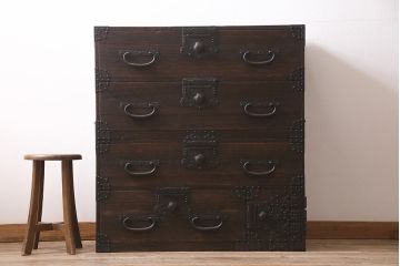 アンティーク家具　明治期　関東　桐材　立派な金具が目を引く上手物の重ね箪笥(衣装箪笥)(R-046346)