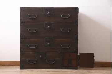 アンティーク家具　明治期　関東　桐材　立派な金具が目を引く上手物の重ね箪笥(衣装箪笥)(R-046346)