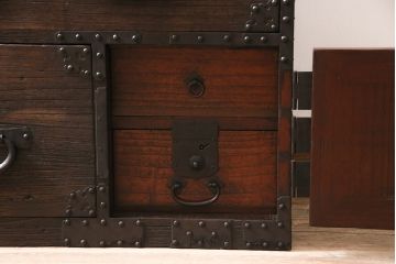 アンティーク家具　明治期　関東　桐材　立派な金具が目を引く上手物の重ね箪笥(衣装箪笥)(R-046346)