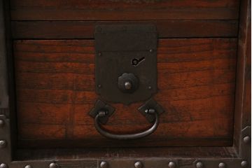 アンティーク家具　明治期　関東　桐材　立派な金具が目を引く上手物の重ね箪笥(衣装箪笥)(R-046346)