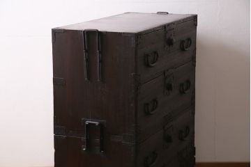 アンティーク家具　明治期　関東　桐材　立派な金具が目を引く上手物の重ね箪笥(衣装箪笥)(R-046346)