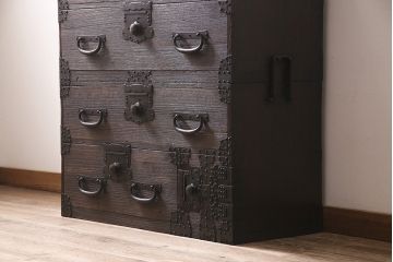 アンティーク家具　明治期　関東　桐材　立派な金具が目を引く上手物の重ね箪笥(衣装箪笥)(R-046346)