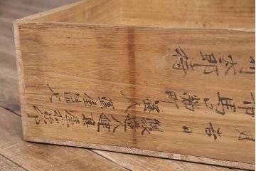 アンティーク家具　明治期　関東　桐材　立派な金具が目を引く上手物の重ね箪笥(衣装箪笥)(R-046346)