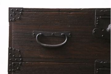 アンティーク家具　明治期　関東　桐材　立派な金具が目を引く上手物の重ね箪笥(衣装箪笥)(R-046346)