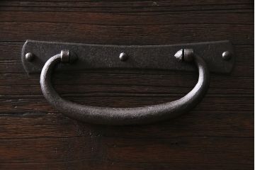 アンティーク家具　明治期　関東　桐材　立派な金具が目を引く上手物の重ね箪笥(衣装箪笥)(R-046346)