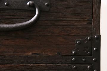 アンティーク家具　明治期　関東　桐材　立派な金具が目を引く上手物の重ね箪笥(衣装箪笥)(R-046346)