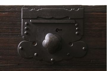 アンティーク家具　明治期　関東　桐材　立派な金具が目を引く上手物の重ね箪笥(衣装箪笥)(R-046346)