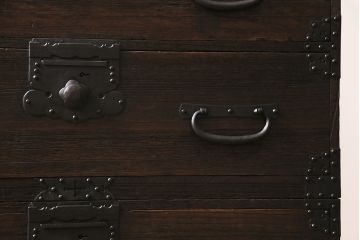 アンティーク家具　明治期　関東　桐材　立派な金具が目を引く上手物の重ね箪笥(衣装箪笥)(R-046346)