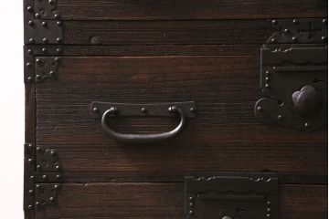 アンティーク家具　明治期　関東　桐材　立派な金具が目を引く上手物の重ね箪笥(衣装箪笥)(R-046346)