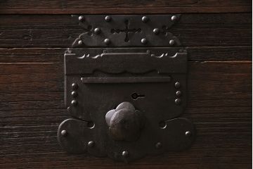 アンティーク家具　明治期　関東　桐材　立派な金具が目を引く上手物の重ね箪笥(衣装箪笥)(R-046346)