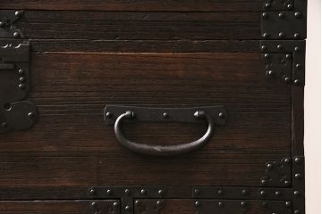 アンティーク家具　明治期　関東　桐材　立派な金具が目を引く上手物の重ね箪笥(衣装箪笥)(R-046346)