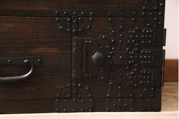 アンティーク家具　明治期　関東　桐材　立派な金具が目を引く上手物の重ね箪笥(衣装箪笥)(R-046346)