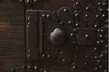 アンティーク家具　明治期　関東　桐材　立派な金具が目を引く上手物の重ね箪笥(衣装箪笥)(R-046346)