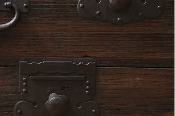 アンティーク家具　明治期　関東　桐材　立派な金具が目を引く上手物の重ね箪笥(衣装箪笥)(R-046346)