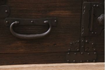 アンティーク家具　明治期　関東　桐材　立派な金具が目を引く上手物の重ね箪笥(衣装箪笥)(R-046346)