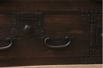 アンティーク家具　明治期　関東　桐材　立派な金具が目を引く上手物の重ね箪笥(衣装箪笥)(R-046346)