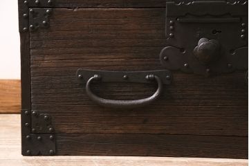 アンティーク家具　明治期　関東　桐材　立派な金具が目を引く上手物の重ね箪笥(衣装箪笥)(R-046346)