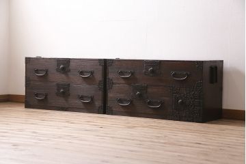 アンティーク家具　明治期　関東　桐材　立派な金具が目を引く上手物の重ね箪笥(衣装箪笥)(R-046346)