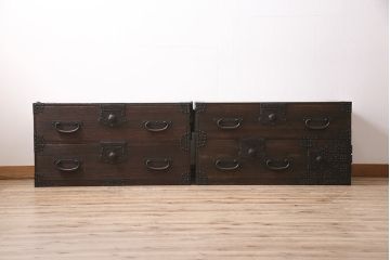 アンティーク家具　明治期　関東　桐材　立派な金具が目を引く上手物の重ね箪笥(衣装箪笥)(R-046346)