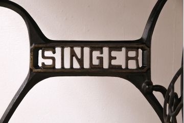 シンガー社(SINGER)　ヒノキ材　リメイク　お洒落なインテリアにおすすめなミシンテーブル(シンガーミシン、サイドテーブル、カフェテーブル、ミシン台)(R-046347)