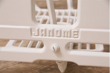JANOME(ジャノメ)　ヒノキ材　リメイク　ペイントミシンテーブル(サイドテーブル、カフェテーブル、ミシン台)(R-046351)