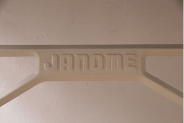JANOME(ジャノメ)　ヒノキ材　リメイク　ペイントミシンテーブル(サイドテーブル、カフェテーブル、ミシン台)(R-046351)