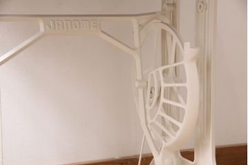 JANOME(ジャノメ)　ヒノキ材　リメイク　ペイントミシンテーブル(サイドテーブル、カフェテーブル、ミシン台)(R-046351)