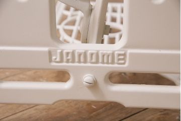 JANOME(ジャノメ)　ヒノキ材　リメイク　ペイントミシンテーブル(サイドテーブル、カフェテーブル、ミシン台)(R-046351)