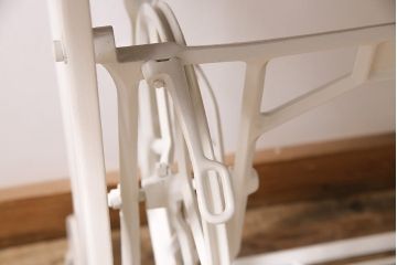 ヒノキ材　リメイク　ペイントミシンテーブル(サイドテーブル、カフェテーブル、ミシン台)(R-046352)