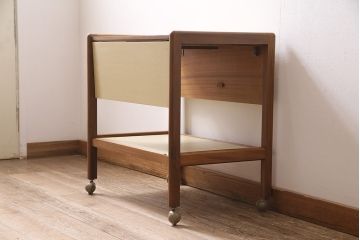 北欧ヴィンテージ家具　当店ペイント　チーク材　ナチュラルなカラーのトロリーワゴン(キッチンワゴン、サイドテーブル、ビンテージ)(R-046353)