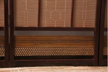 ビンテージ家具　漆塗り　波千鳥の図　凝ったつくりの四連折り畳み式パーテーション(衝立、仕切り)(R-046354)