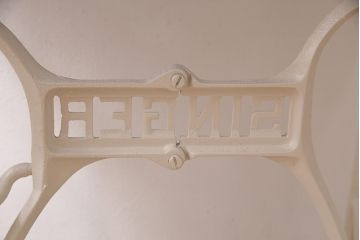 リメイク家具　シンガー社(SINGER)　ヒノキ材　ナチュラルなペイントミシンテーブル(シンガーミシン、サイドテーブル、カフェテーブル、ミシン台)(R-046361)