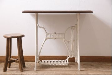リメイク家具　シンガー社(SINGER)　ヒノキ材　ナチュラルなペイントミシンテーブル(シンガーミシン、サイドテーブル、カフェテーブル、ミシン台)(R-046361)