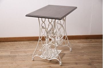リメイク家具　シンガー社(SINGER)　ヒノキ材　ナチュラルなペイントミシンテーブル(シンガーミシン、サイドテーブル、カフェテーブル、ミシン台)(R-046361)