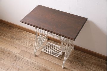 リメイク家具　シンガー社(SINGER)　ヒノキ材　ナチュラルなペイントミシンテーブル(シンガーミシン、サイドテーブル、カフェテーブル、ミシン台)(R-046361)