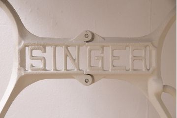 リメイク家具　シンガー社(SINGER)　ヒノキ材　ナチュラルなペイントミシンテーブル(シンガーミシン、サイドテーブル、カフェテーブル、ミシン台)(R-046361)