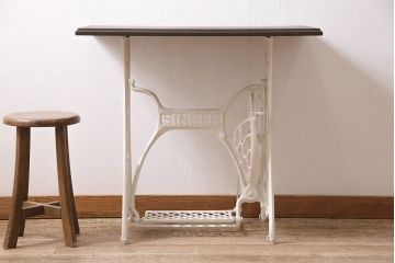 リメイク家具　シンガー社(SINGER)　ヒノキ材　ナチュラルなペイントミシンテーブル(シンガーミシン、サイドテーブル、カフェテーブル、ミシン台)(R-046362)