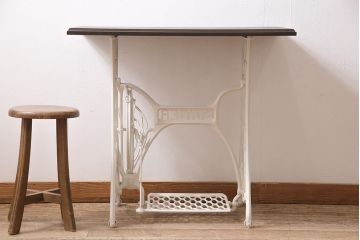 リメイク家具　シンガー社(SINGER)　ヒノキ材　ナチュラルなペイントミシンテーブル(シンガーミシン、サイドテーブル、カフェテーブル、ミシン台)(R-046362)