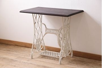 リメイク家具　シンガー社(SINGER)　ヒノキ材　ナチュラルなペイントミシンテーブル(シンガーミシン、サイドテーブル、カフェテーブル、ミシン台)(R-046362)